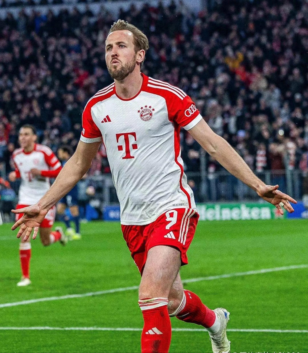 拜仁慕尼黑训练开放日，加时末段队长鼓劲引欢呼，国王杯在即，资深球员宣示担当的简单介绍